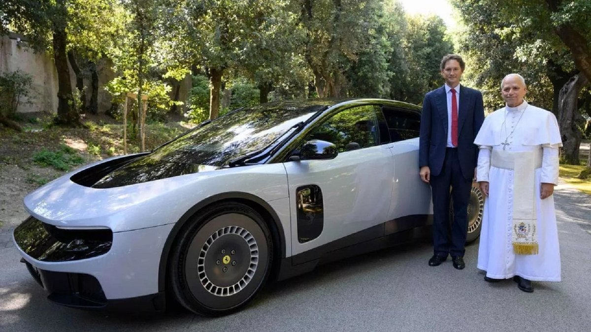Папа римский Лев XIV первым сел за руль нового электрокара Ferrari