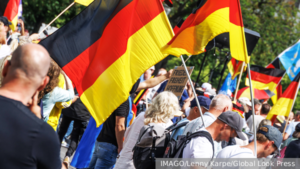 В Берлине начались многотысячные протесты