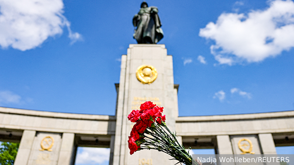 Провокаторы с флагами Украины пытались сорвать памятную церемонию в Берлине