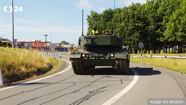 Novinky: Шесть танков Leopard 2A4 проехали по трассе D35 в Чехии