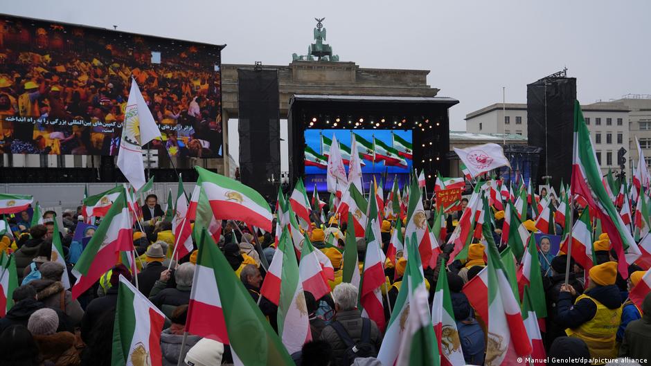 В Берлине тысячи людей вышли на акцию солидарности с иранцами