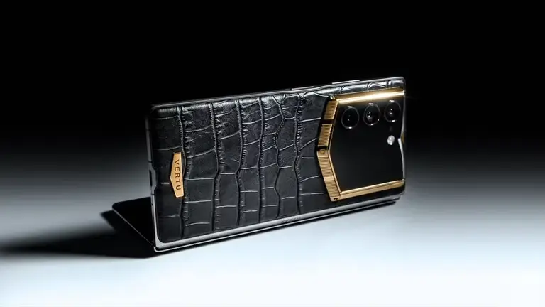 Vertu выпустила складной смартфон из кожи и золота (фото)